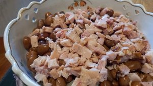 Салат с фасолью и копчёной курицей.Сытный.