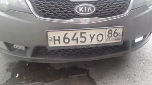 Дхо моргает.