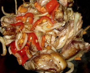 Казан-кебаб из ребрышек с картофелем в казане на костре