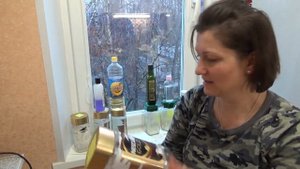 ОЧИЩАЮ СТЕКЛЯННЫЕ БАНКИ ОТ КЛЕЯ И ЭТИКЕТОК. Чищу и рассуждаю...