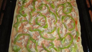 Пицца с оливками, курицей и болгарским перцем
