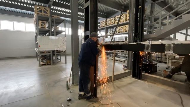 Установка четырёхстоечного гидравлического подъёмника