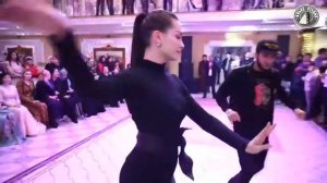 КРАСИВАЯ ЧЕЧЕНКА ТАНЦУЕТ НА СВАДЬБЕ