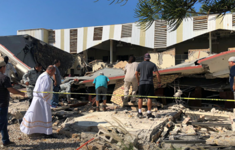 Крыша церкви рухнула на прихожан во время церемонии крещения