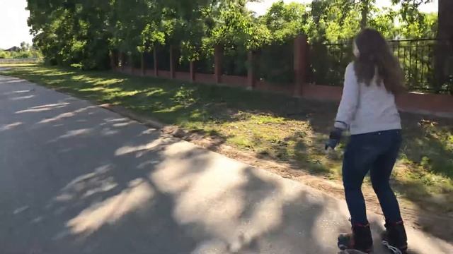 Красивая девушка катается на роликах смотреть онлайн