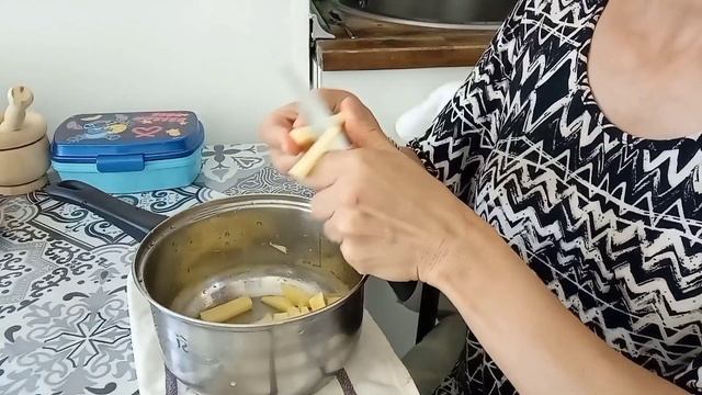 Жарю картошку. Приехали друзья и мы пошли на море смотреть онлайн