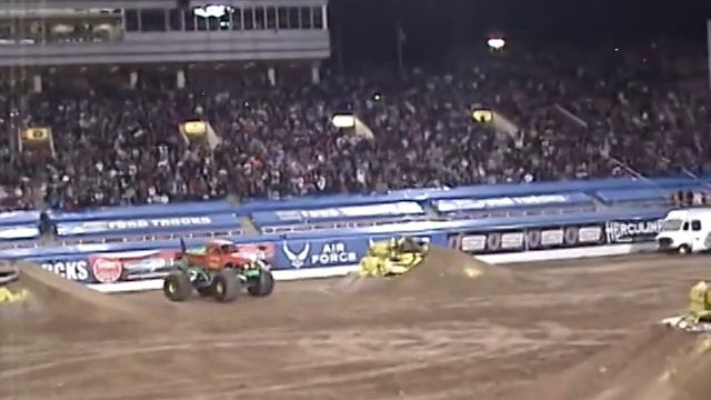 Monster Jam World Finals 2010 Encore The Anderson Boys (3 Grave Diggers!) смотреть онлайн