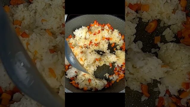 Жареный рис с яйцом и овощами. Быстро и вкусно!