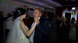 Свадебный танец папы с дочкой.Поёт мама невесты.Очень трогательно,душевно,искренне и по-родному)))