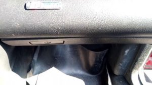 Audi 100 c4 замена замка бардачка и концевика двери.