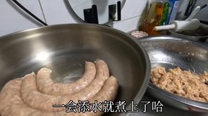 胖哥贪黑给孩子做肉肠，因媳妇怕不熟，结果煮冒了，好在吃着挺香