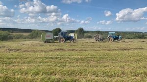 МТЗ 80 и Пресс подборщик Claas Rollant 66. Заготавливаем сено.