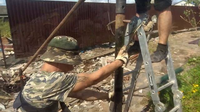 Хозпостройка на сваях. Металлокаркас. Профлист. Дерево. Там же забор и замена кровли