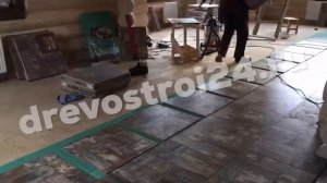 Укладка ламината в деревянном доме.