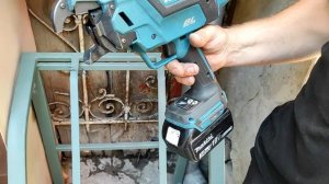 Пистолет для вязки арматуры MAKITA DTR180ZK ( Аккумуляторный вязчик арматуры Макита в работе)