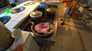 Узбекистан!!Как готовят цыплёнка Табака(Тапака)в чайхане! Курица в казане!!!