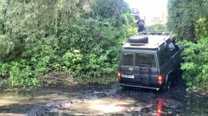 Offroad TOYOTA Land Cruiser 70 в плотном болоте. Проверка лебедки на прочность