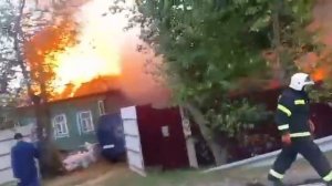 После столкновения  скорой с бензовозом в Ярославской области загорелся жилой дом.
