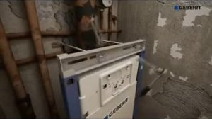 Скрытый бачок унитаза в типовом туалете