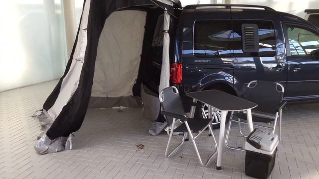 VW Caddy Beach mit Campingpaket: Heckklappenzelt Liegefläche Kühlbox Tisch und Klappstühlen