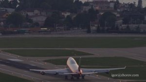 Боинг 747 авиакомпании Россия взлетает из аэропорта Сочи в розовое закатное небо.