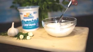 Соус из сметаны "Домашкино" с чесноком и зеленью