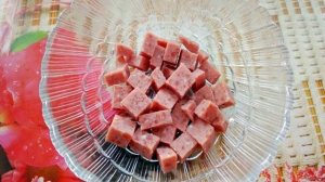 Слоеный салат Викинг из колбасы, помидоров и сыра