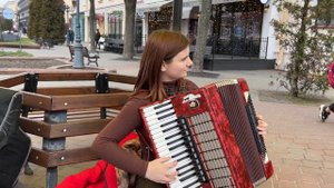 Девушка с аккордеоном! МАЛИНОВКИ ЗАСЛЫШАВ ГОЛОСОК!!!
