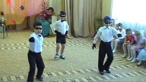 дети танцуют танец тараканов