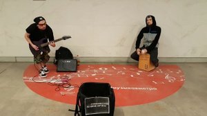 Невероятная игра уличных музыкантов в метро Сухаревская! Гитара и кахон!