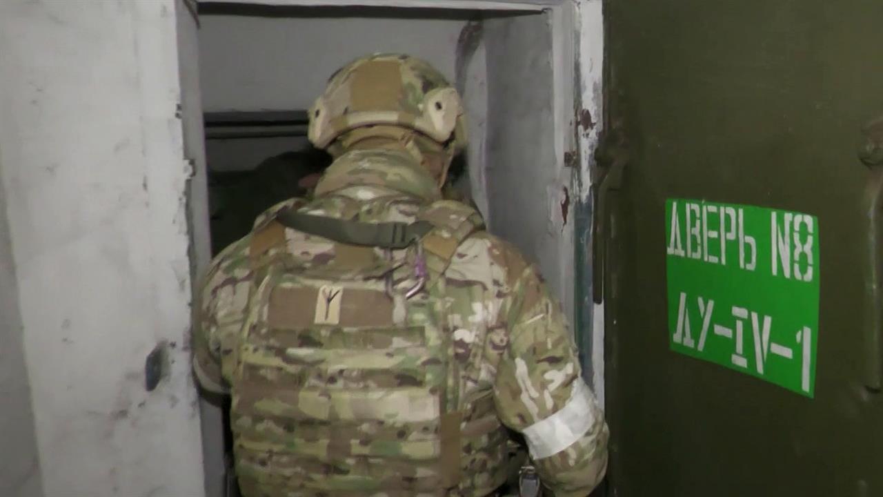 Бойцы народной милиции ДНР показали катакомбы под ... Ильича, где больше месяца отсиживались боевики