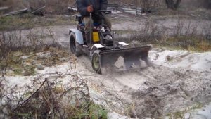 Самодельный трактор с отвалом на земляных работах
