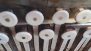 Почему в гармошках залипают клавиши.