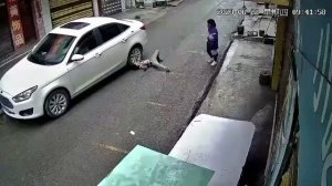 В Китае автоледи не заметила ребенка посреди дороги и наехала на него