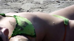 Икота пьяной девушки на пляже