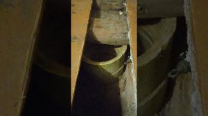 Отремонтировал сгнившую лагу в старом деревянном доме.
