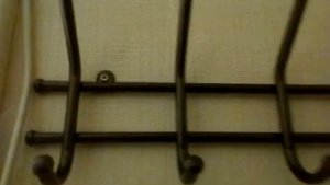 как повесить вешалку