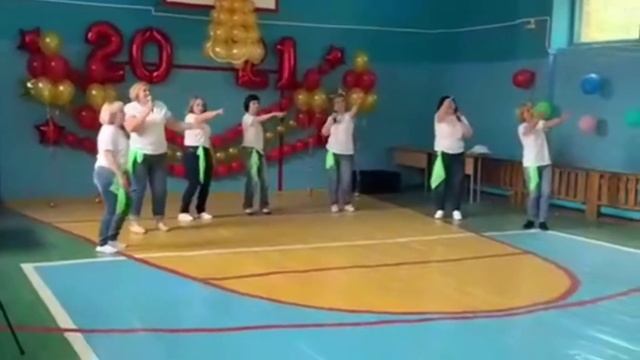 Трогательное выступление родителей. Песня для выпускников.