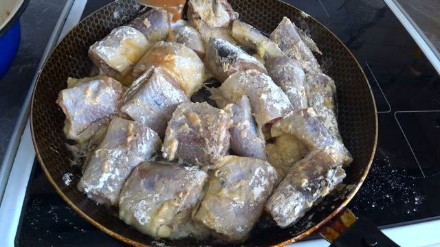 Как вкусно пожарить минтай нереально простой и очень вкусный способ .