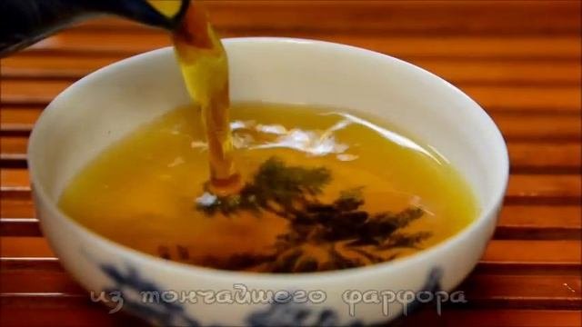 Чашечка из тончайшего китайского фарфора.