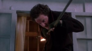 Один дома (1990) Кевин перерезает канат с непутёвые грабителями