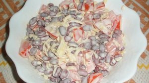 Салат из красной фасоли, помидоров и сыра