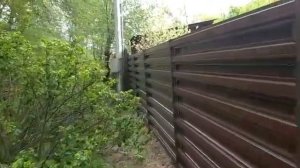 Забор для загородного дома из горизонтального штакетника с воротами и калиткой Ral-8017