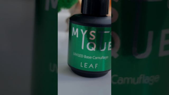 Камуфлирующая база «Leaf» и «Tropic»  от Mystique (Мистик)