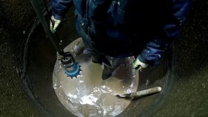 чистка колодца с большим притоком на плывуне