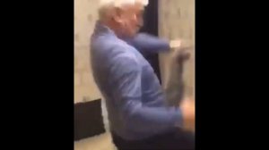 Дед на роликах с киселечком в руке сделал сальтуху и сломал спину