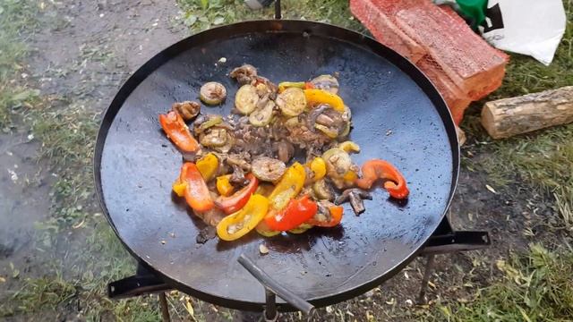 Стейки Ковбой тающие на устах да на сковороде /Steaks Cowboy in a saj and with a salad of vegetable смотреть онлайн