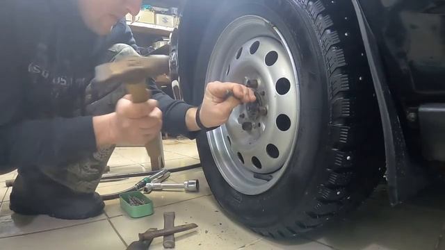 Гайка ступицы Лада Приора, нехочет откручиваться! смотреть онлайн