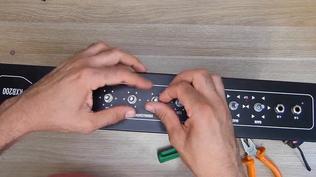 Scraping Kustom KXB200 Bass combo amplifier смотреть онлайн