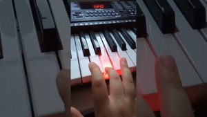 Играть на пианино (синтезаторе) страшную музыку